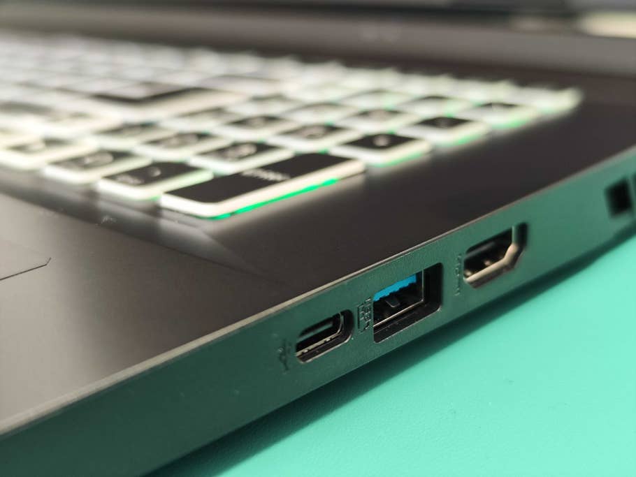 Die Anschlüsse auf der rechten Seite.