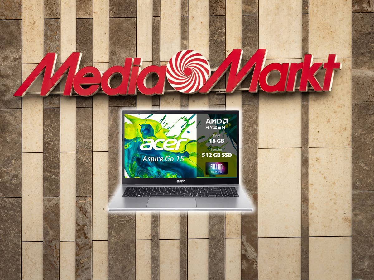 MediaMarkt-Logo auf einer Häuserwand, davor das Acer Aspire Go 15 Notebook