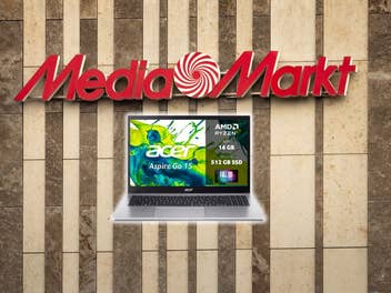 MediaMarkt-Logo auf einer Häuserwand, davor das Acer Aspire Go 15 Notebook