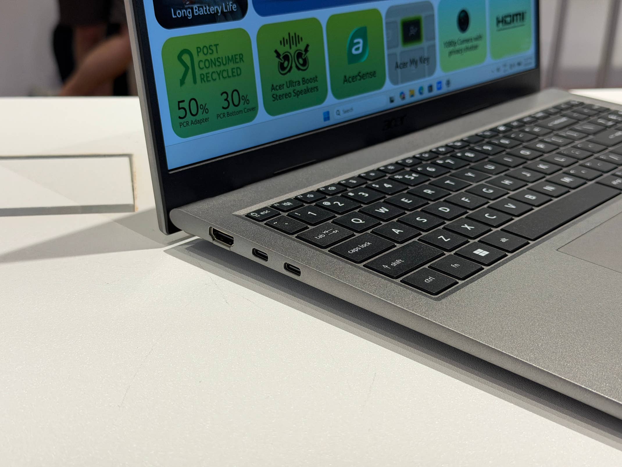 Anschlüsse des Acer Aspire Go15