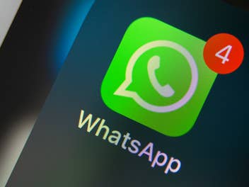 WhatsApp-Logo in der Nahaufnahme auf einem Smartphone-Display.