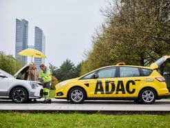 ADAC hilft bei einem Problem mit der Batterie an einem Auto.