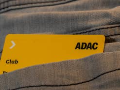 ADAC-Mitgliedkarte in einer Hosentasche