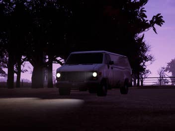 Ein unheimlicher Van steht bei Nacht in einem Feld.