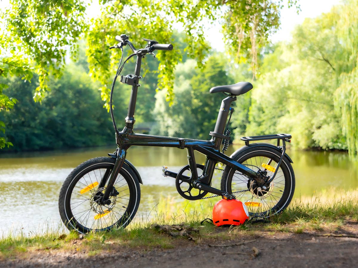 Das ADO Air Carbon Pro ist ein elektrisches Faltrad. Das ADO Air Carbon Pro vor einem See.