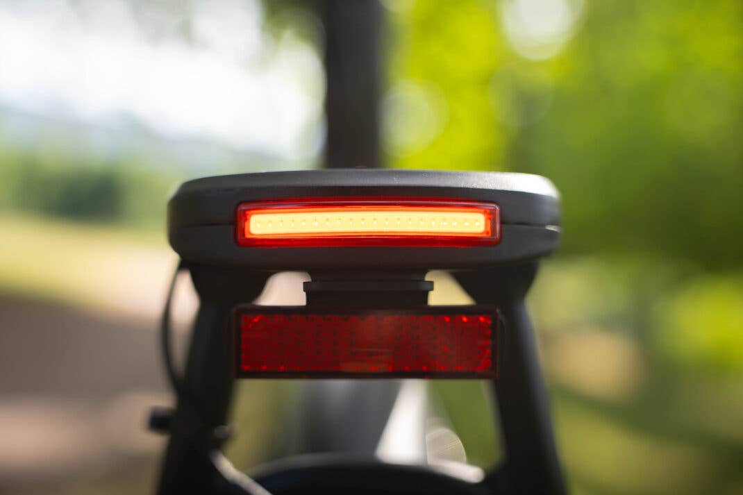 Das Rücklicht des ADO Air Carbon Pro vor einem grünen Hintergrund.