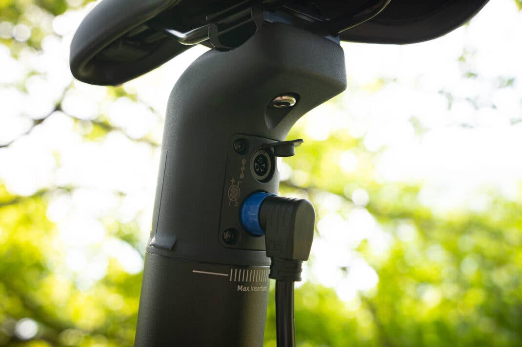 Der Ladeanschluss des ADO Air Carbon Pro unter dem Sattel.