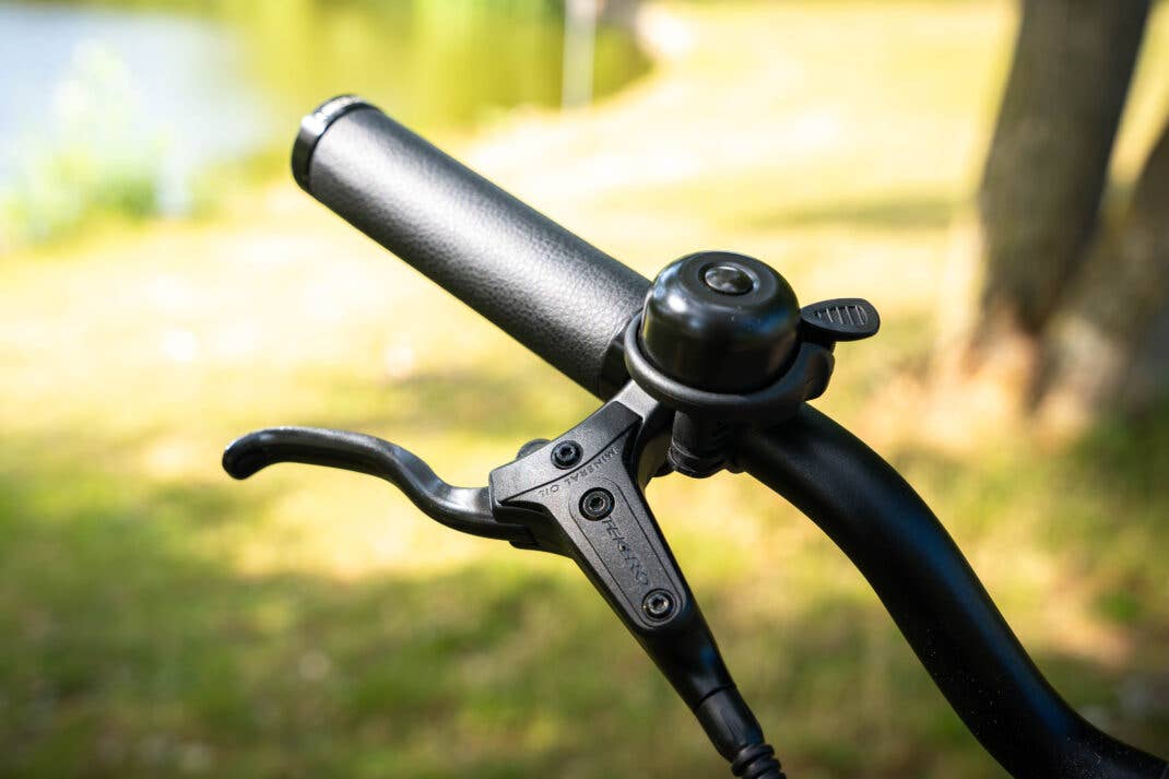 Der rechte Griff des ADO Air Carbon Pro mit Bremshebel.