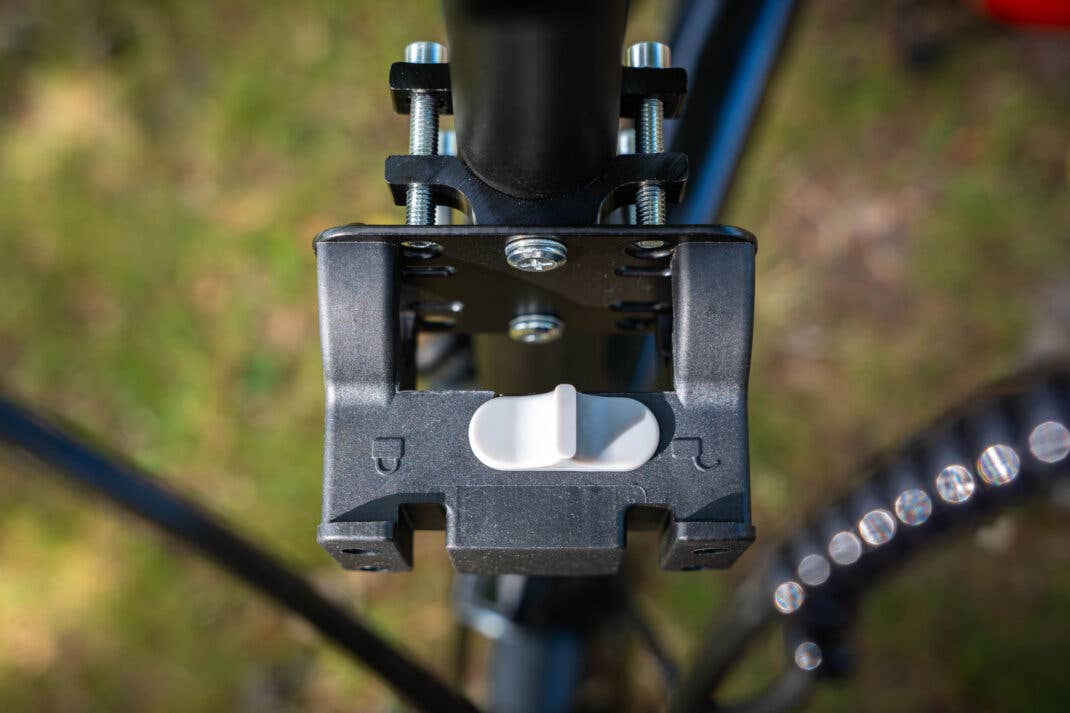 Eine Halterung am ADO Air Carbon Pro.