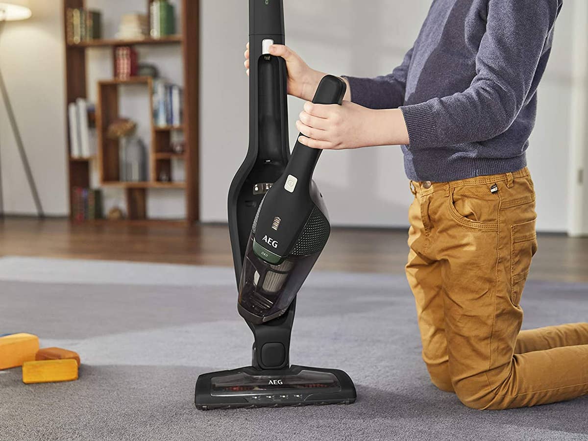 Neuer Lidl-Kracher: 2-in-1-Akkustaubsauger zum Sensationspreis Mann nimmt an einem AEG Akkusauger CX7-2-45MÖ den Handstaubsauger ab.