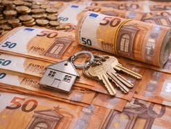 50-Euro-Scheine und ein Schlüsselbund