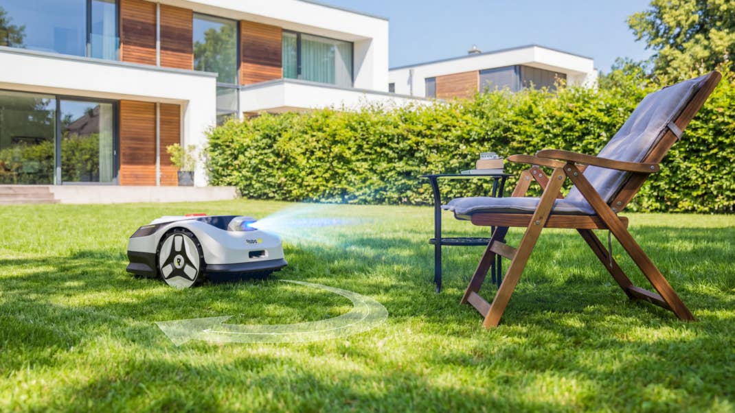 Mähroboter fährt durch einen Garten