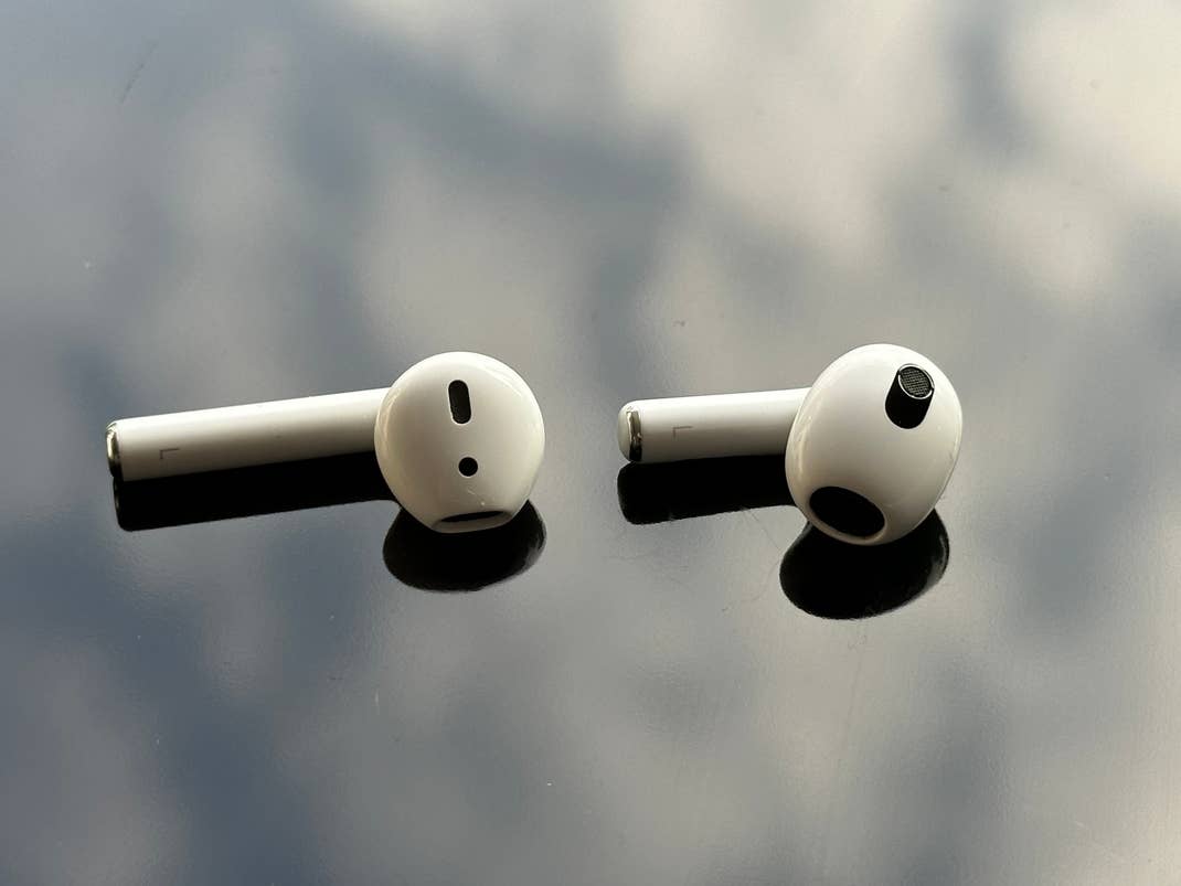 Die AirPods 2 (links) neben den neuen AirPods 3 (rechts)