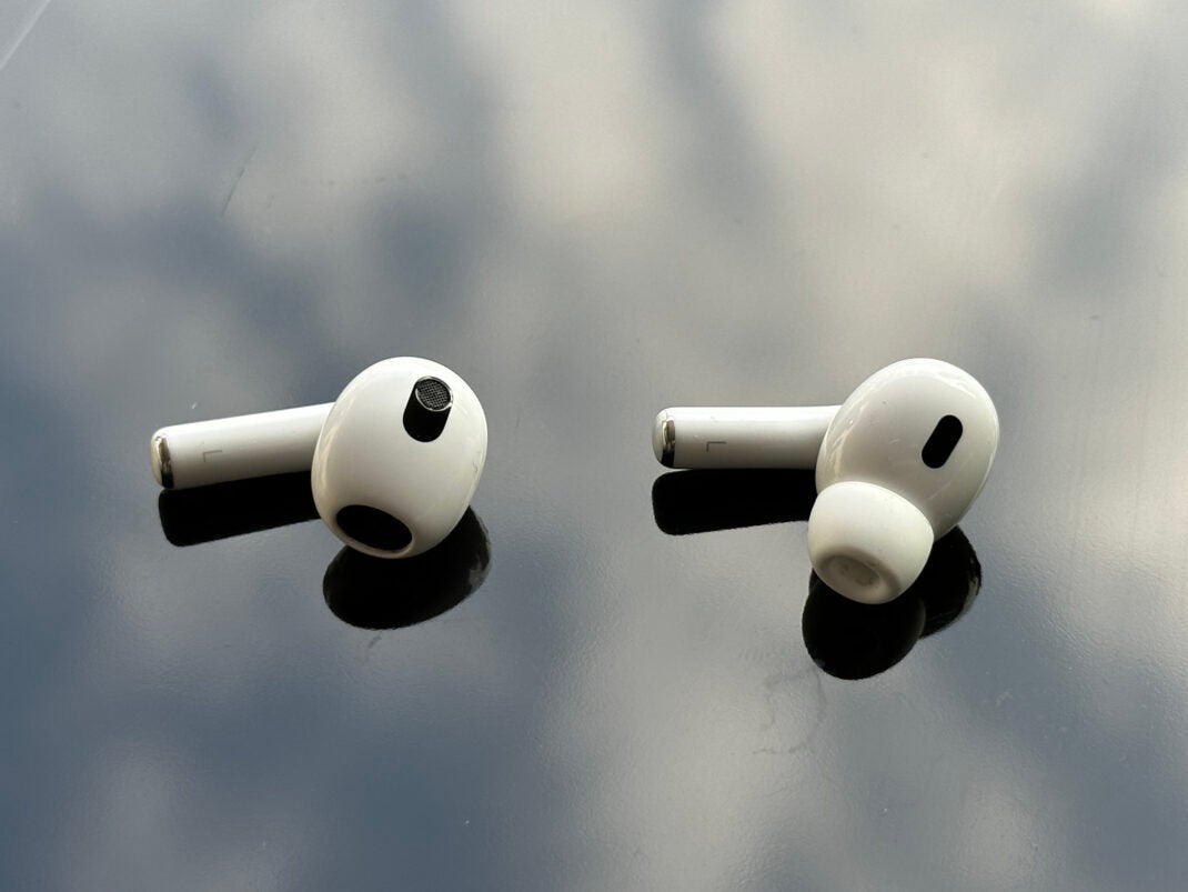 Nur die AirPods Pro (rechts) besitzen eine Spitze aus Silikon