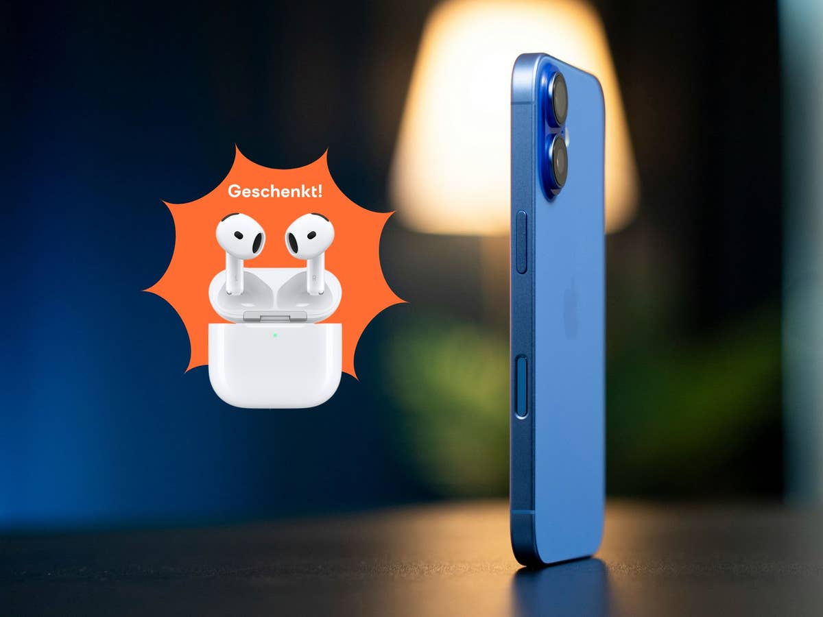 Ein iPhone steht auf einem Tisch, davor sind AirPods abgebildet.