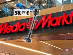 Akkusauger vor einem MediaMarkt-Logo mit einem Preisschild für rund 59 Euro