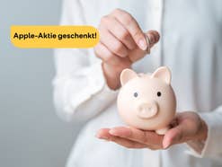 Person spart Geld in einem Sparschwein