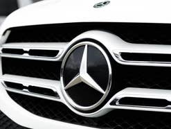 Alarmstufe Rot bei Mercedes: Kniff soll das E-Auto retten Front eines Mercedes mit Mercedes-Stern in der Nahaufnahme.