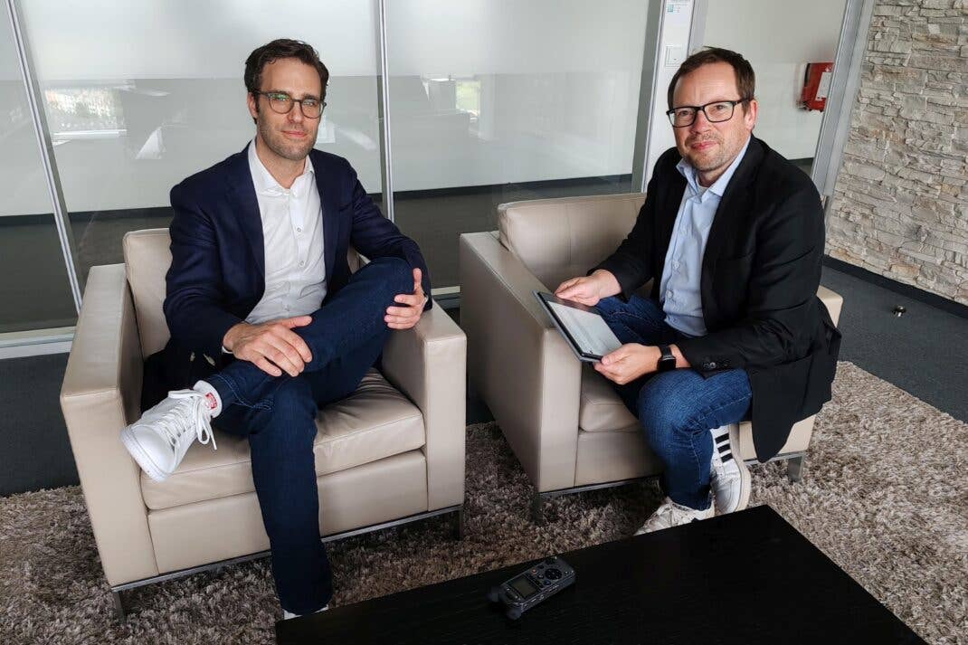 Vodafone-Manager Marc Albers (links) im Gespräch mit inside digital Redakteur Thorsten Neuhetzki
