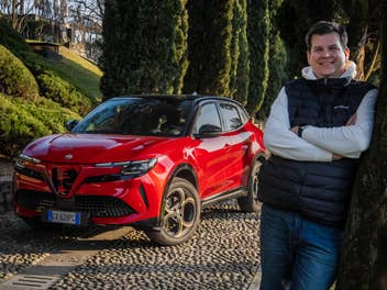 Hayo Lücke neben dem Alfa Romeo Junior Elektro Intensa.