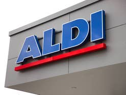 Aldi-Logo an der Außenfassade einer Filiale.