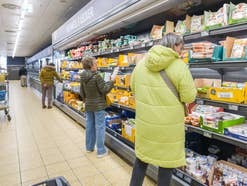 Mehrere Kunden stehen bei Aldi am Kühlregal