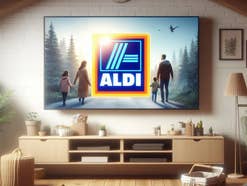 Fernseher mit dem Logo von Aldi in einem Wohnzimmer.