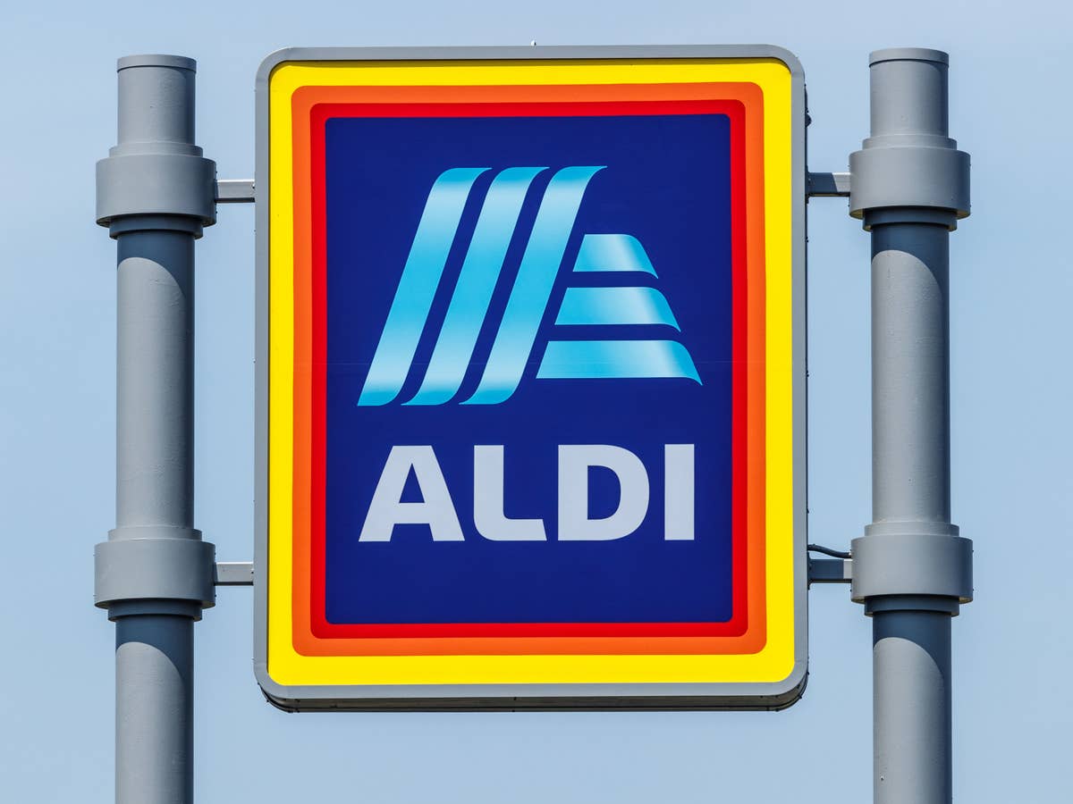 Aldi-Logo auf einem Straßenschild.