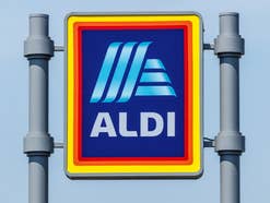 Aldi-Logo auf einem Straßenschild.