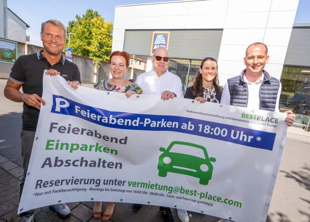 Menschen vor einem Aldi