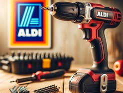 Akku-Bohrer auf einer Werkbank mit Aldi-Logo im Hintergrund.
