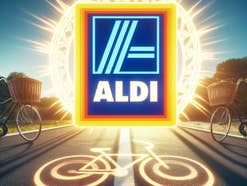 Aldi-Logo über einer Straße.