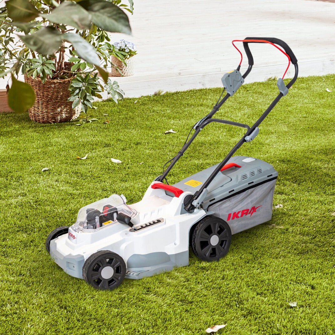The Aldi Ikra ICM 2/2037 wireless lawn mower stands on the lawn.