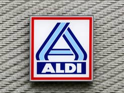 Aldi-Logo an einer Hauswand.