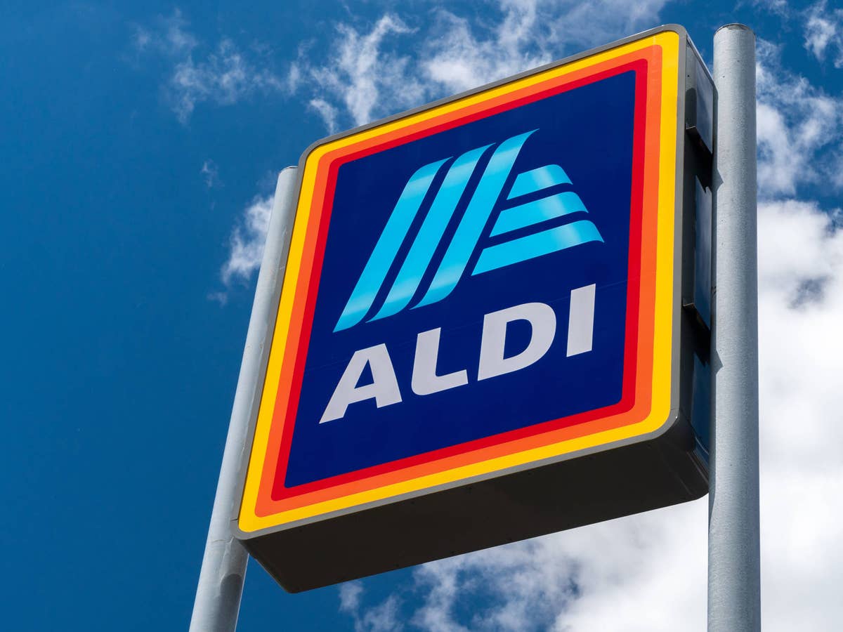 Aldi Logo auf einem Straßenschild.