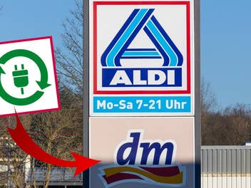 Aldi- und dm-Schild und Recycling-Hinweis-Schild