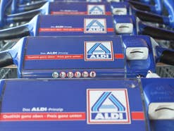 Mehrere Einkaufswagen von Aldi