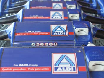 Mehrere Einkaufswagen von Aldi