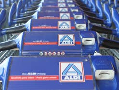 Mehrere Einkaufswagen von Aldi