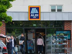 Aldi-Filiale mit Einkäufern davor