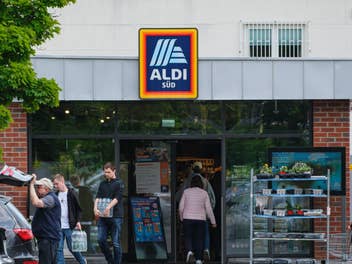 Aldi-Filiale mit Einkäufern davor
