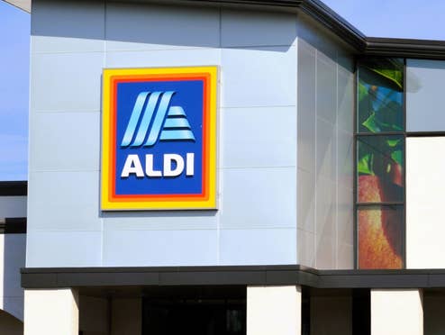 Aldi-Geschäft bei gutem Wetter