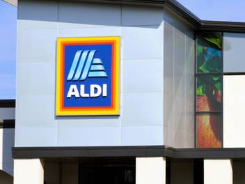 Aldi-Geschäft bei gutem Wetter