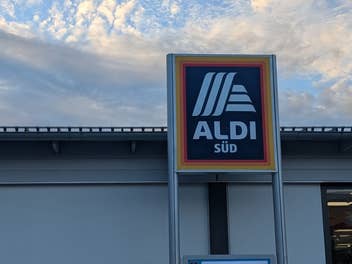 Aldi-Geschäft bei wolkigem Wetter