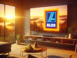 Aldi: Gigantischer 4K-UHD-Fernseher im Angebot Fernseher mit dem Logo von Aldi auf dem Bildschirm in eine Wohnzimmer.