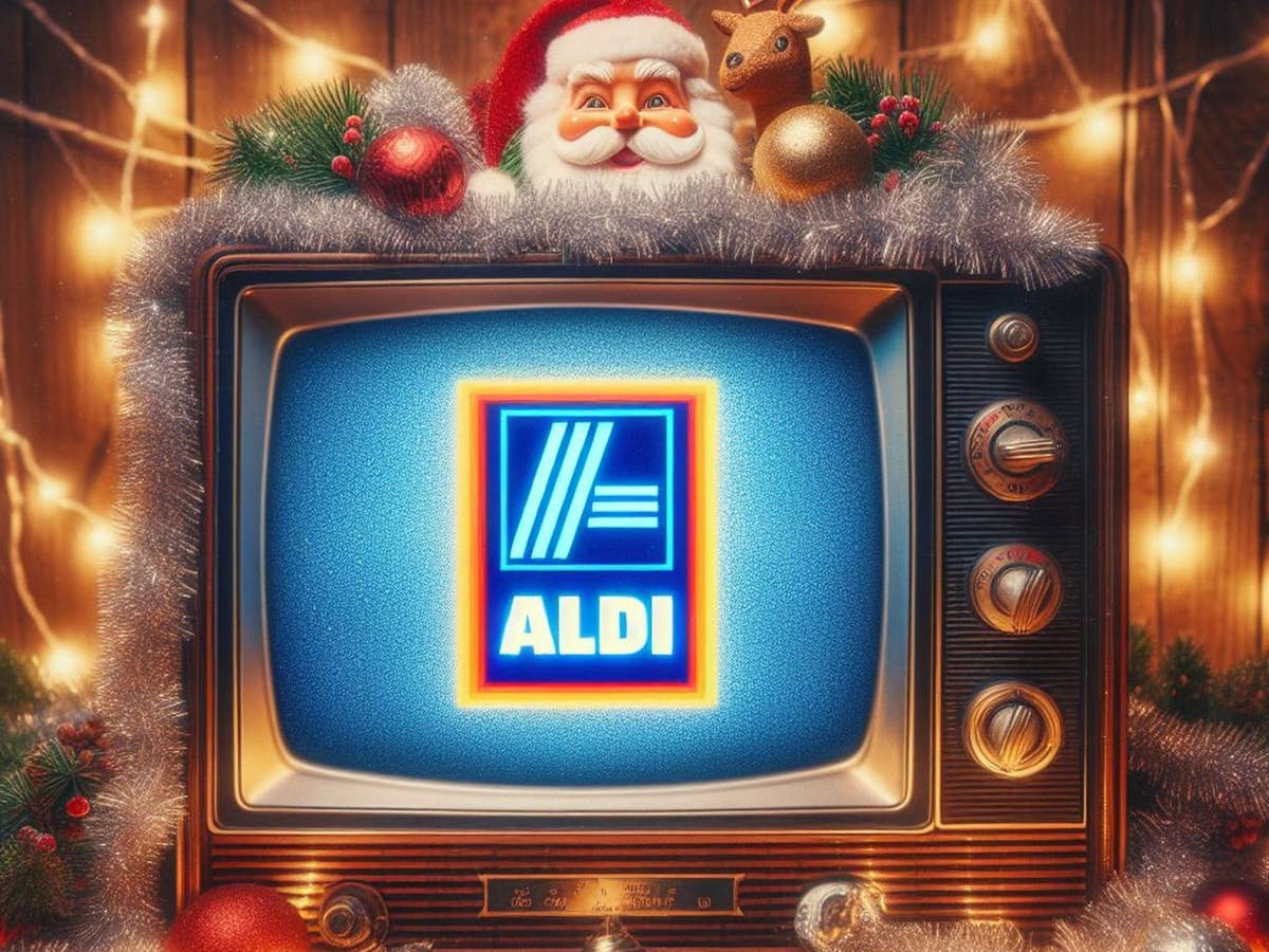 Aldi-Logo auf einem Fernseher in weihnachtlichem Umfeld.