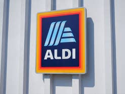 Aldi-Logo an einer Außenfassade.
