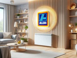 Aldi-Logo in einem Wohnzimmer.