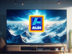 Aldi-Logo auf einem Fernseher in einem Wohnzimmer.