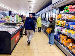 Kunden im Aldi-Markt